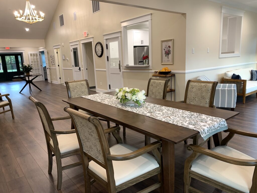 glen-haven-huntersville-dining-room-family-style-flowers