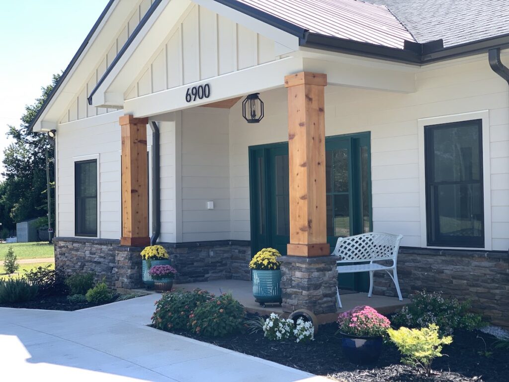 glen-haven-huntersville-front-porch-entrance-bench